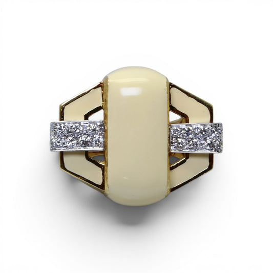 David WEBB Bague imposante en or jaune pavée de diamants et recouverte de laque.