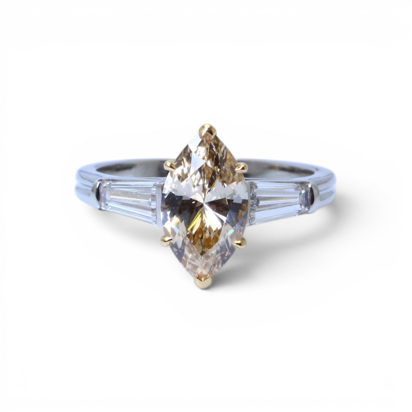 Bague solitaire ornée d’un diamant taille navette et de diamants baguettes.