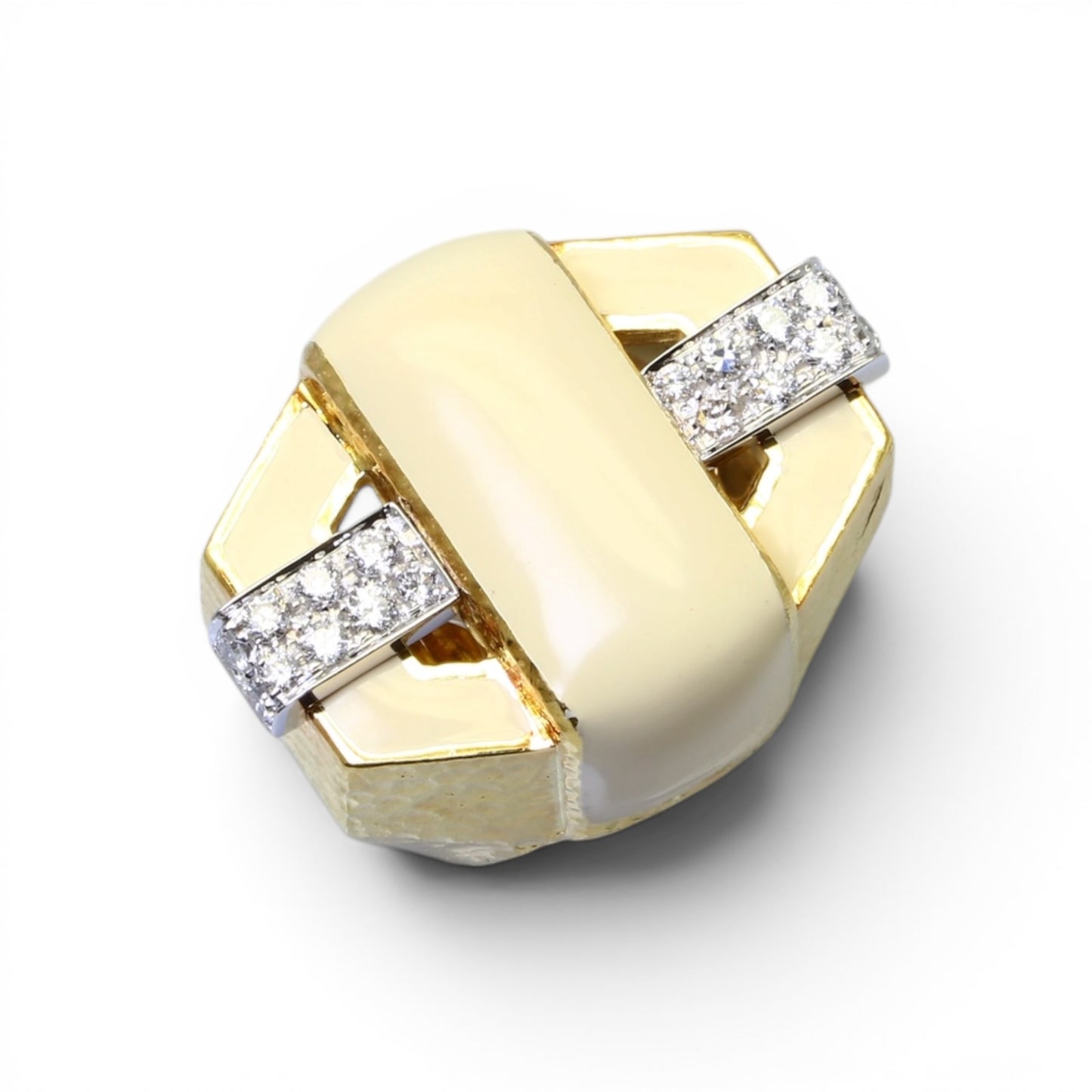 David WEBB Bague imposante en or jaune pavée de diamants et recouverte de laque.