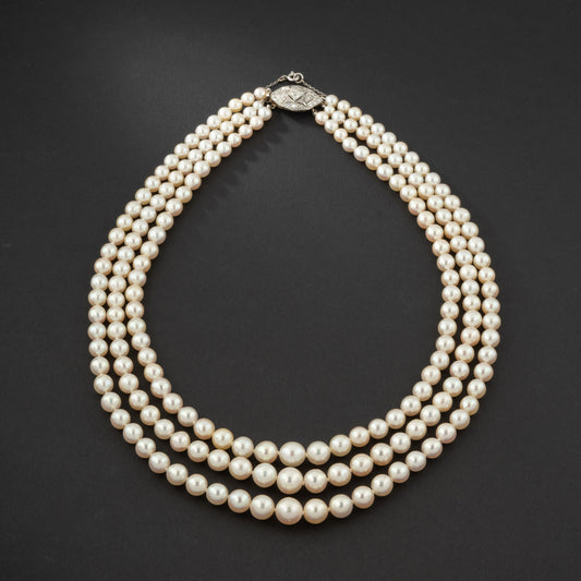 Collier de perles Akoya trois rangs avec fermoir en or blanc sertie de diamants.