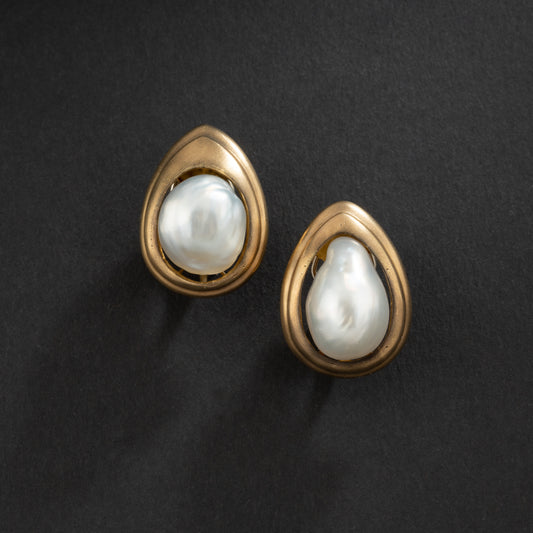 REPOSSI Boucles d'oreilles gouttes en or jaune 18K ornée de perles baroque.