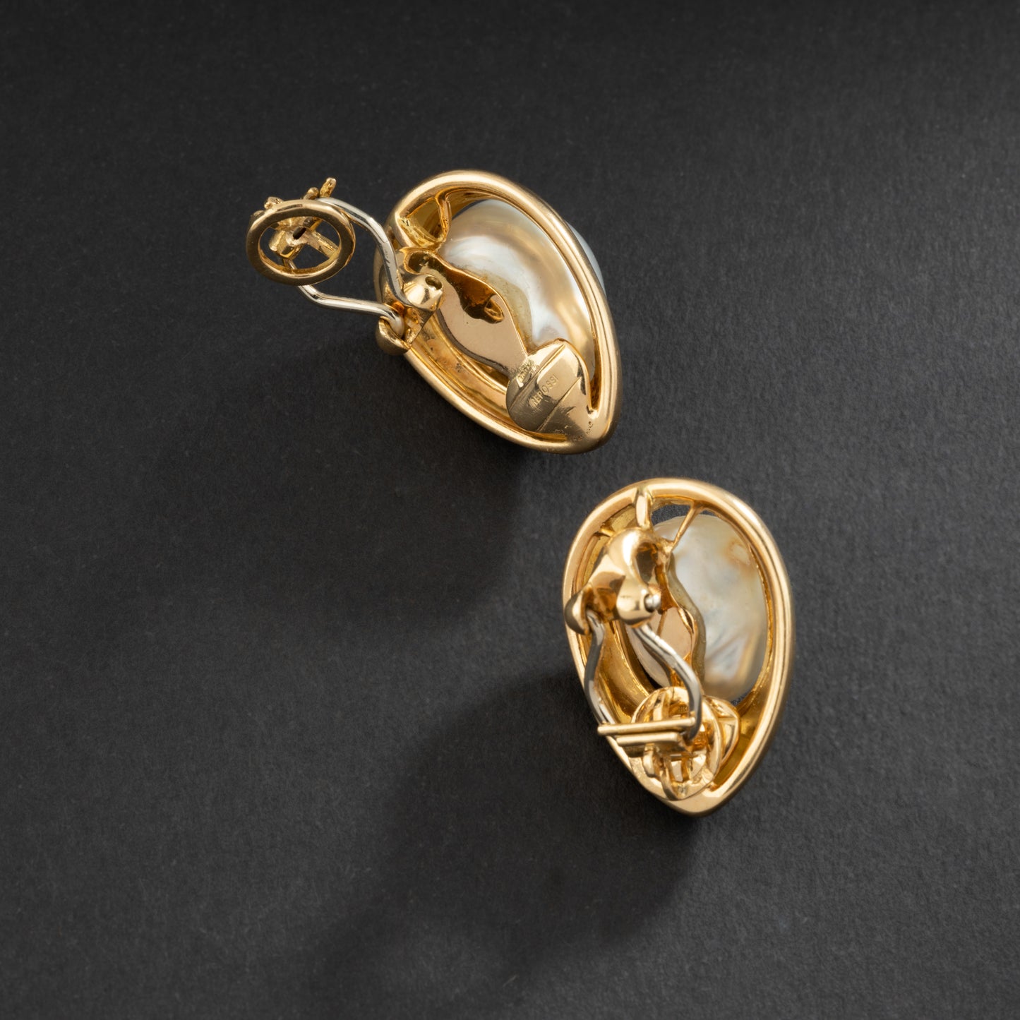 REPOSSI Boucles d'oreilles gouttes en or jaune 18K ornée de perles baroque.