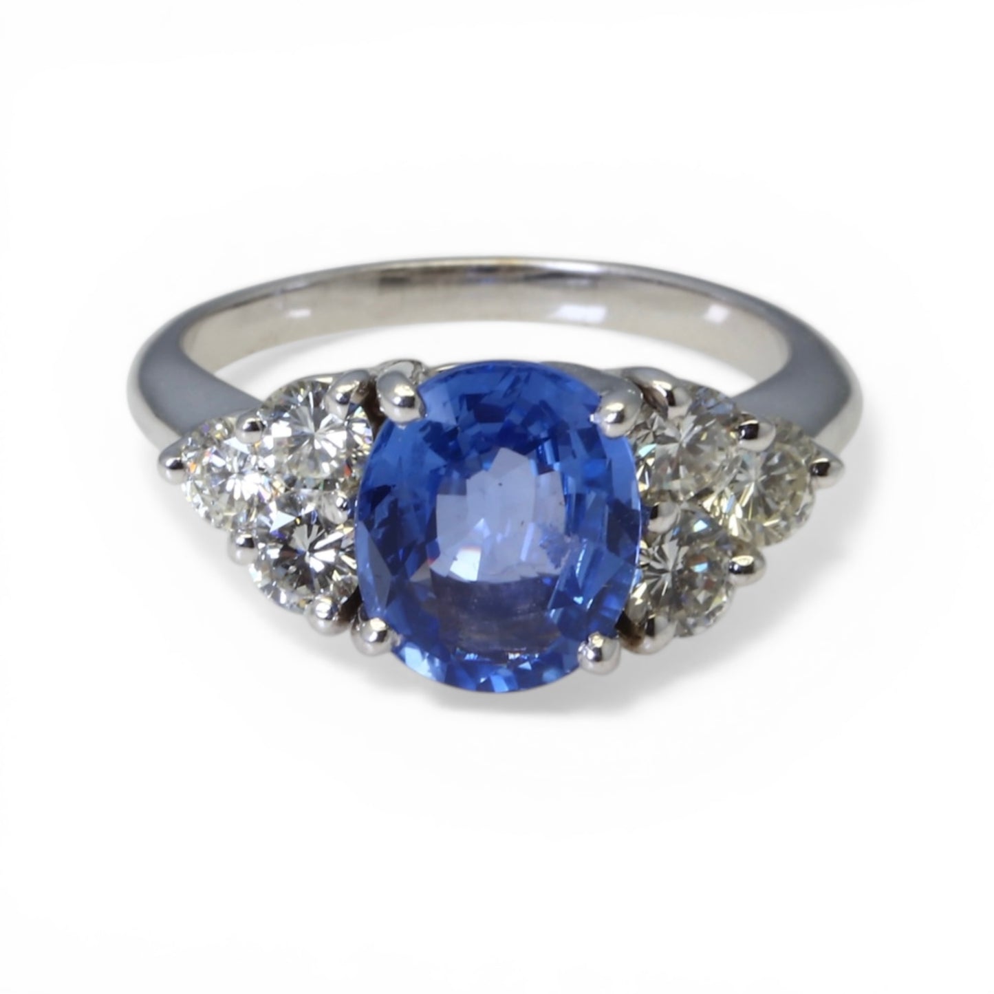 Bague ornée d’un saphir Ceylan naturel et de diamants.