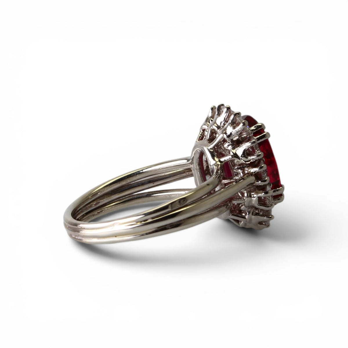 Bague ancienne rubis et diamants en platine et or blanc.