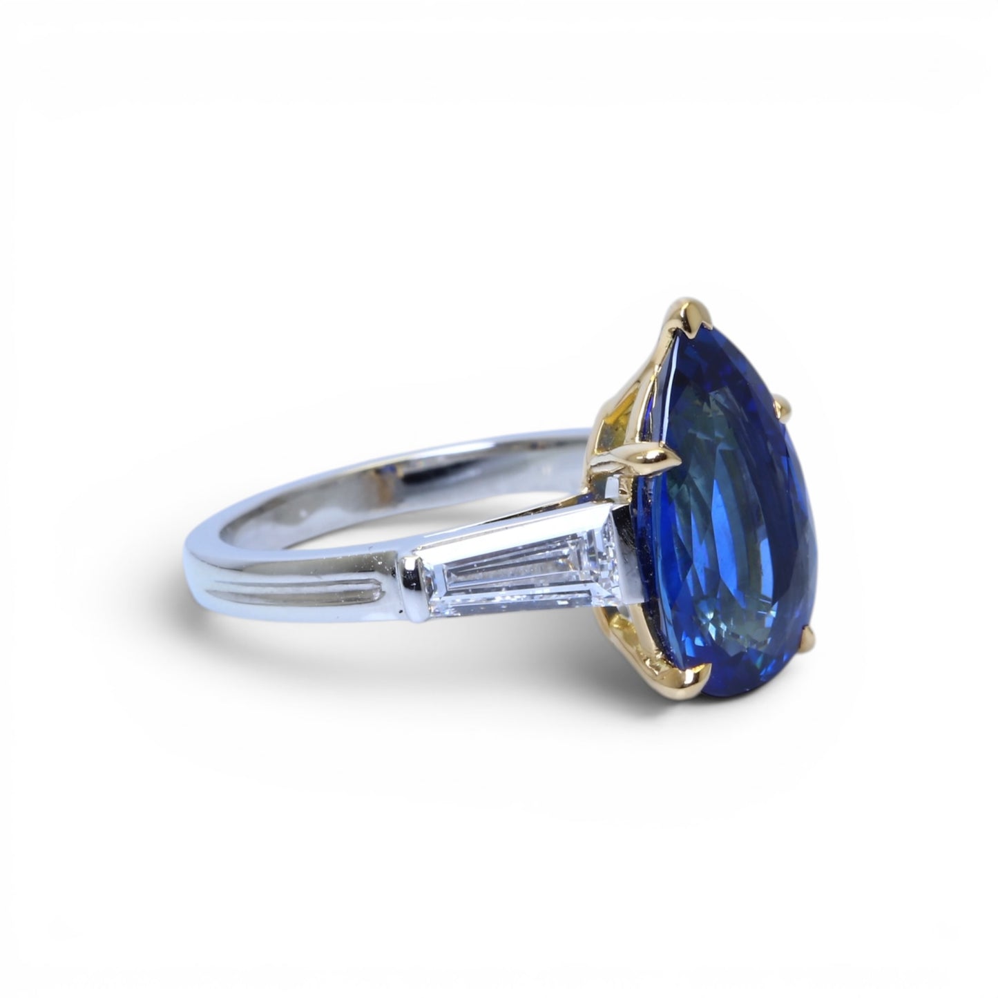 Bague solitaire saphir et diamants en platine et or jaune.