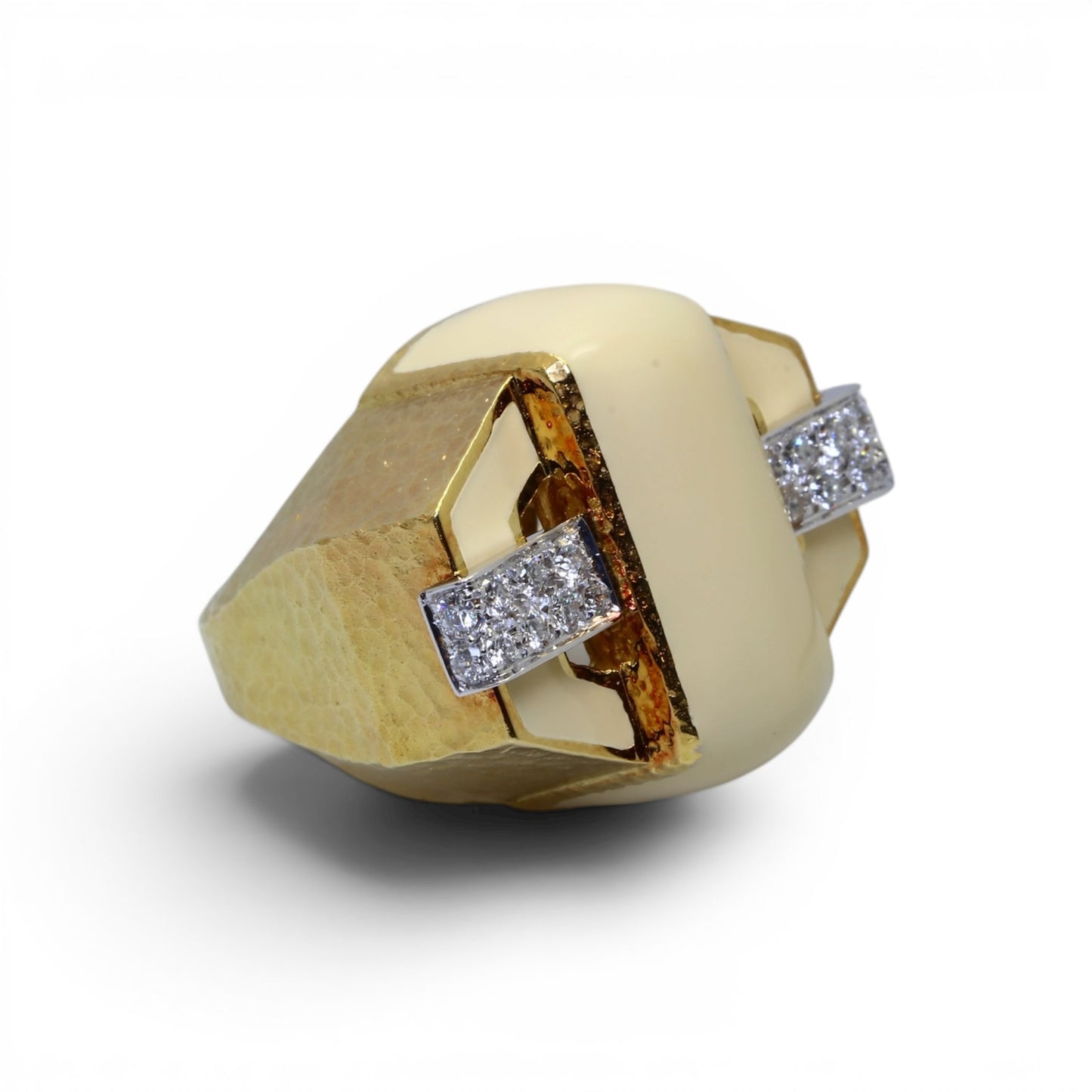 David WEBB Bague imposante en or jaune pavée de diamants et recouverte de laque.