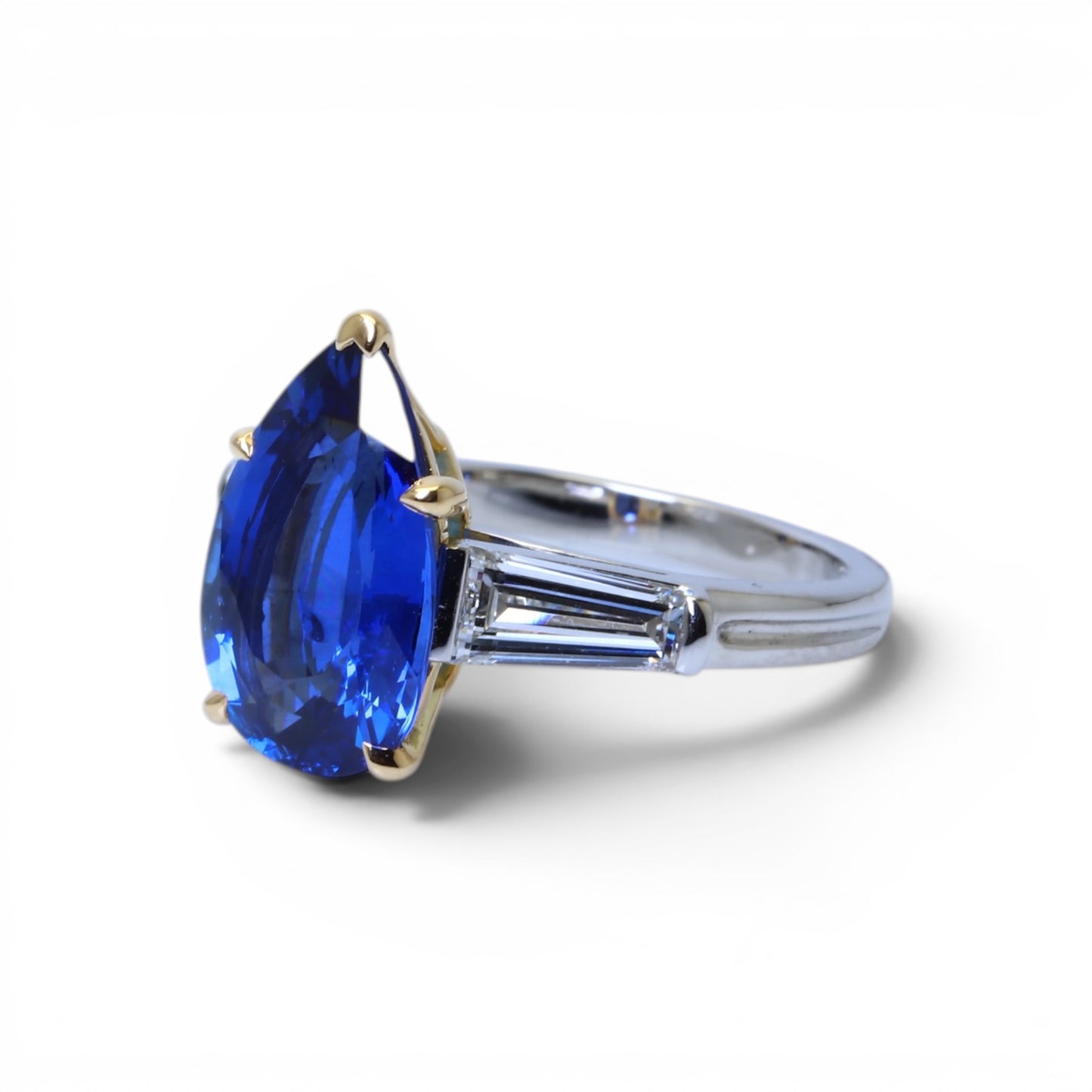 Bague solitaire saphir et diamants en platine et or jaune.