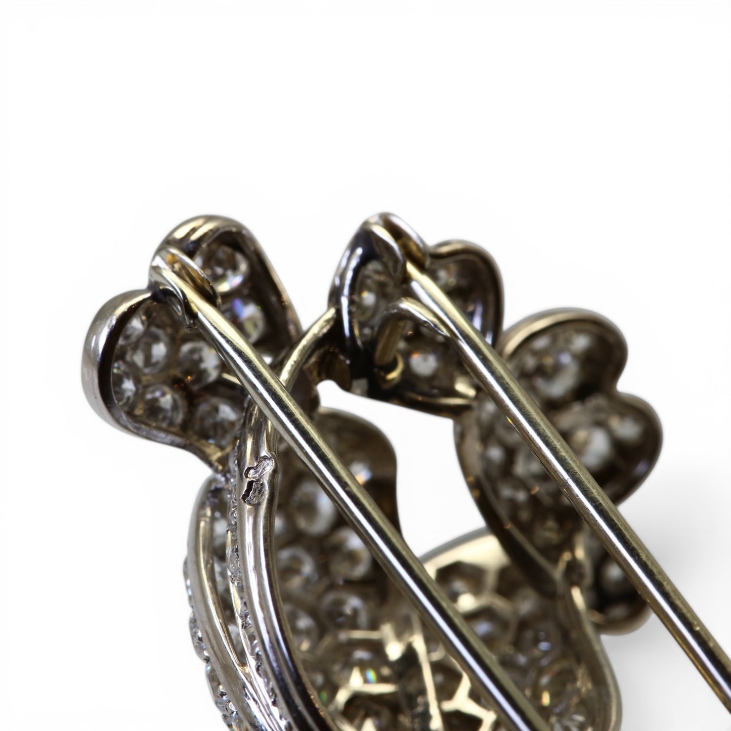 Broche tulipe en éclosion en platine et diamants.