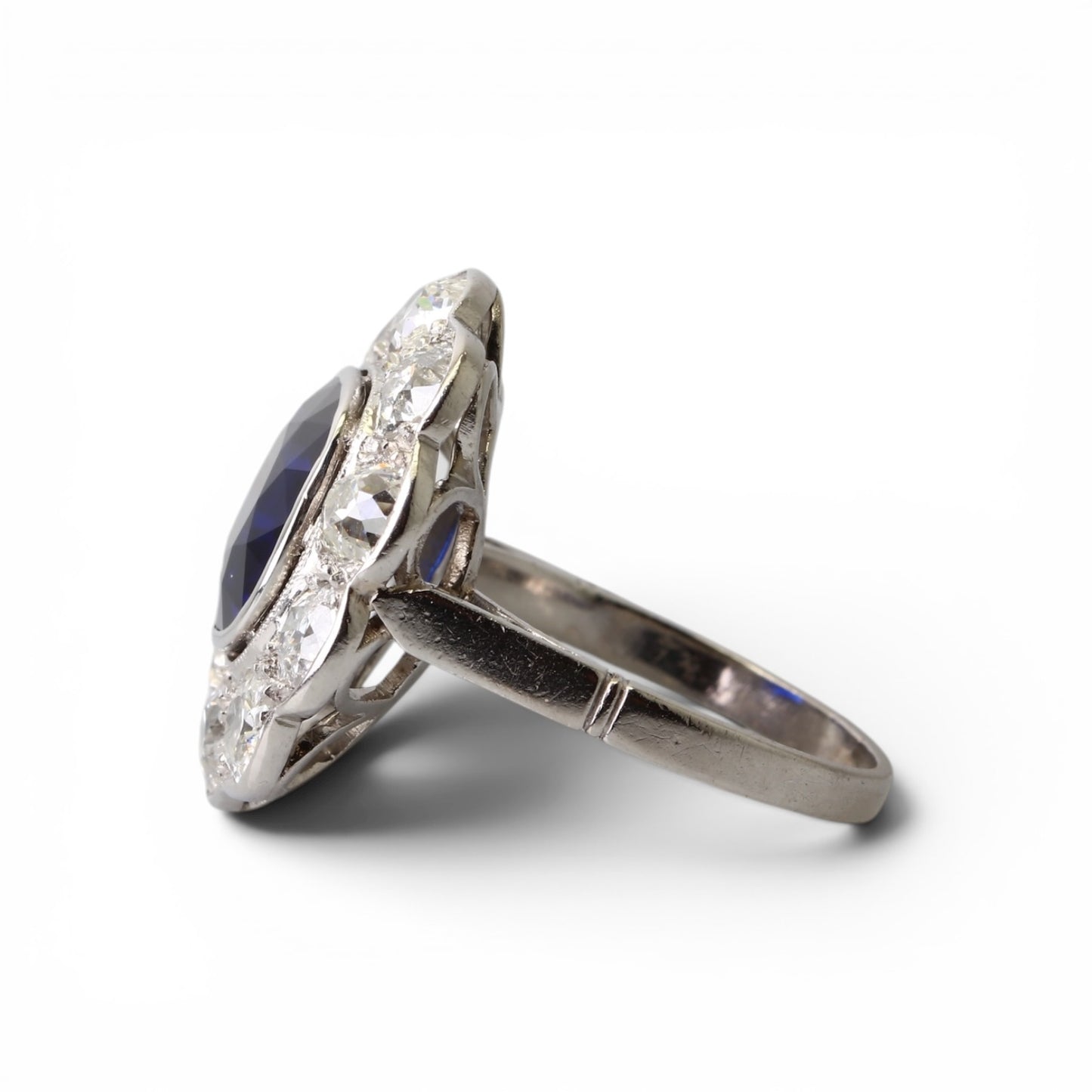 Bague « Marguerite » en platine ornée d’un saphir entouré de diamants taille ancienne.