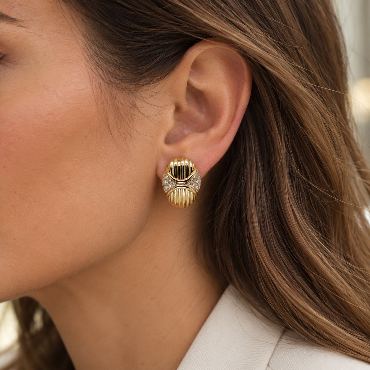 Boucles d’oreille en or jaune pavées de diamants.