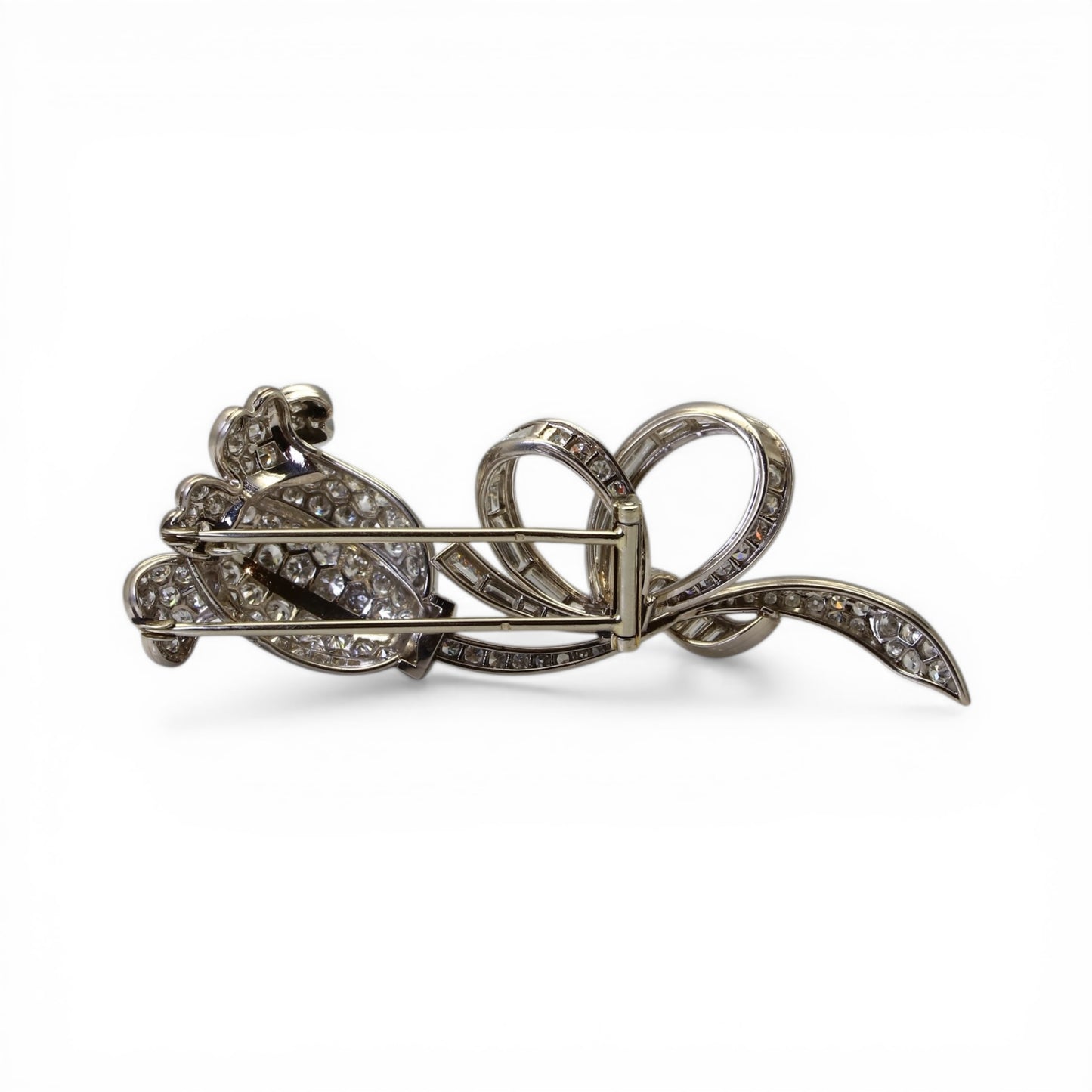 Broche tulipe en éclosion en platine et diamants.