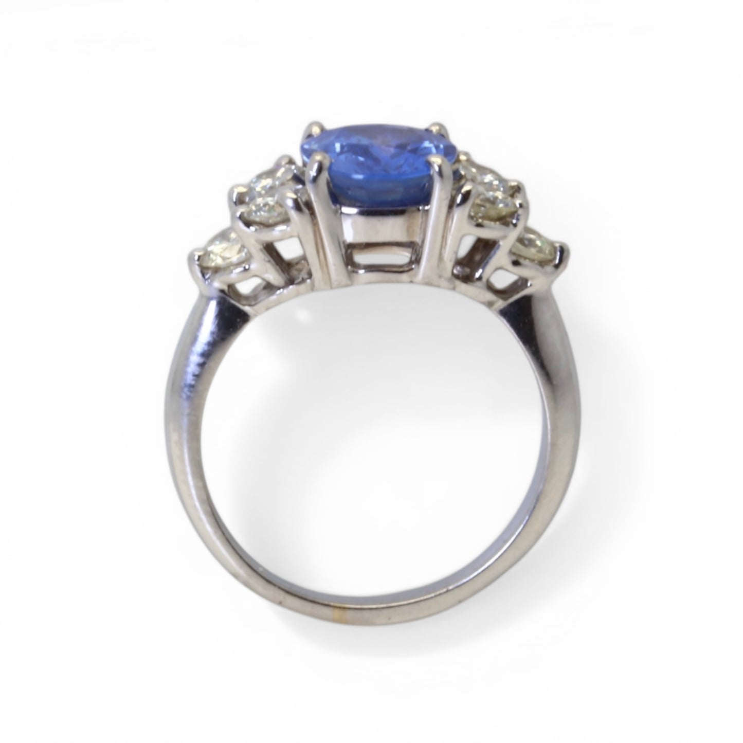 Bague ornée d’un saphir Ceylan naturel et de diamants.