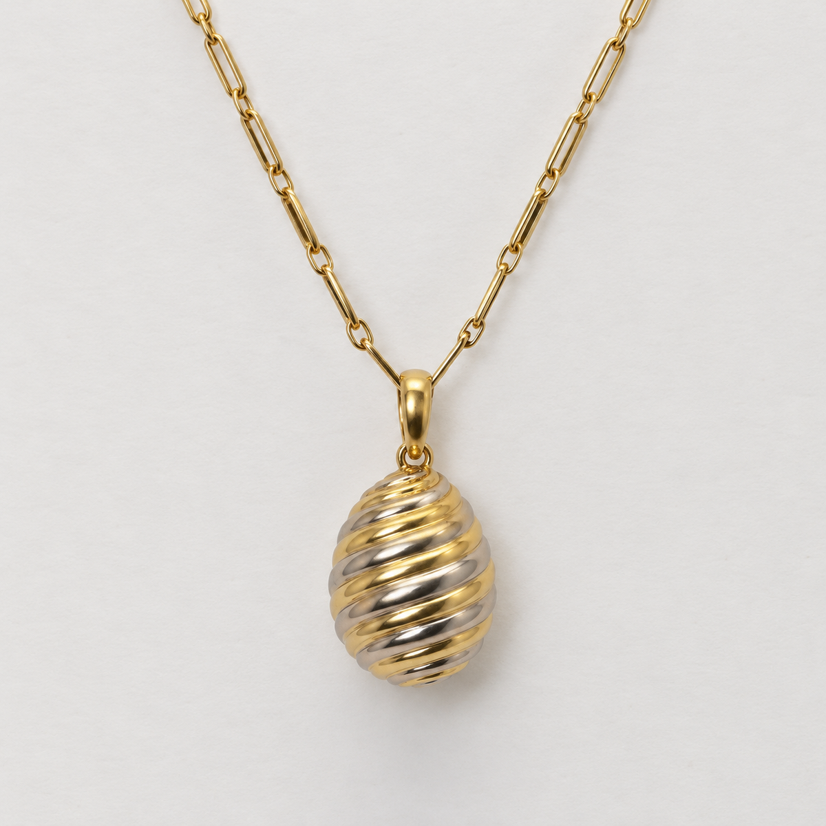 CARTIER Collier-Pendentif en or blanc et jaune représentant un œuf.