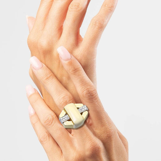 David WEBB Bague imposante en or jaune pavée de diamants et recouverte de laque.
