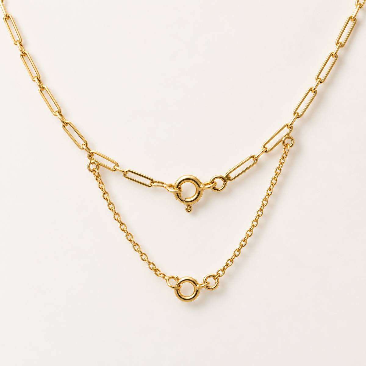 CARTIER Collier-Pendentif en or blanc et jaune représentant un œuf.
