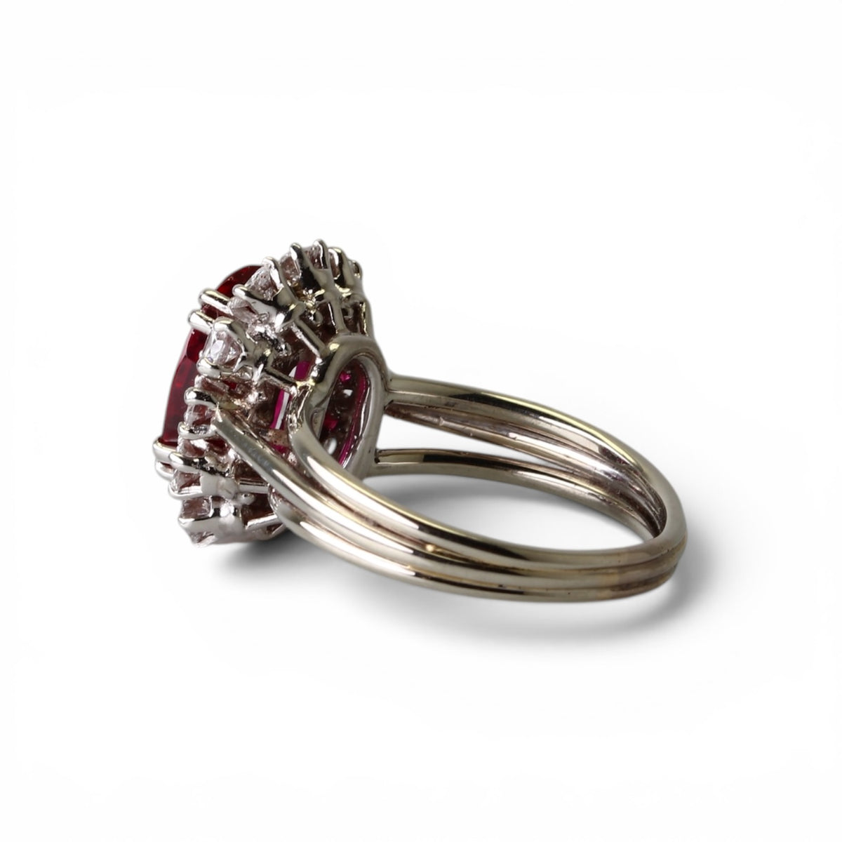 Bague ancienne rubis et diamants en platine et or blanc.