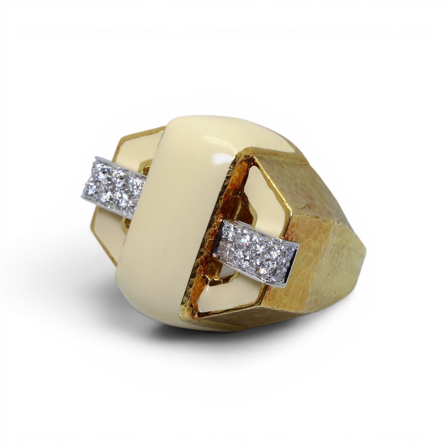David WEBB Bague imposante en or jaune pavée de diamants et recouverte de laque.