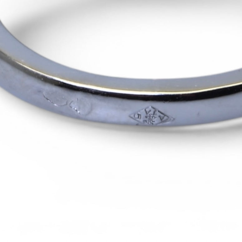 Bague solitaire saphir et diamants en platine et or jaune.