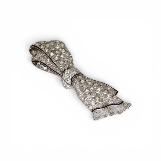 Broche noeud en platine pavée de diamants.