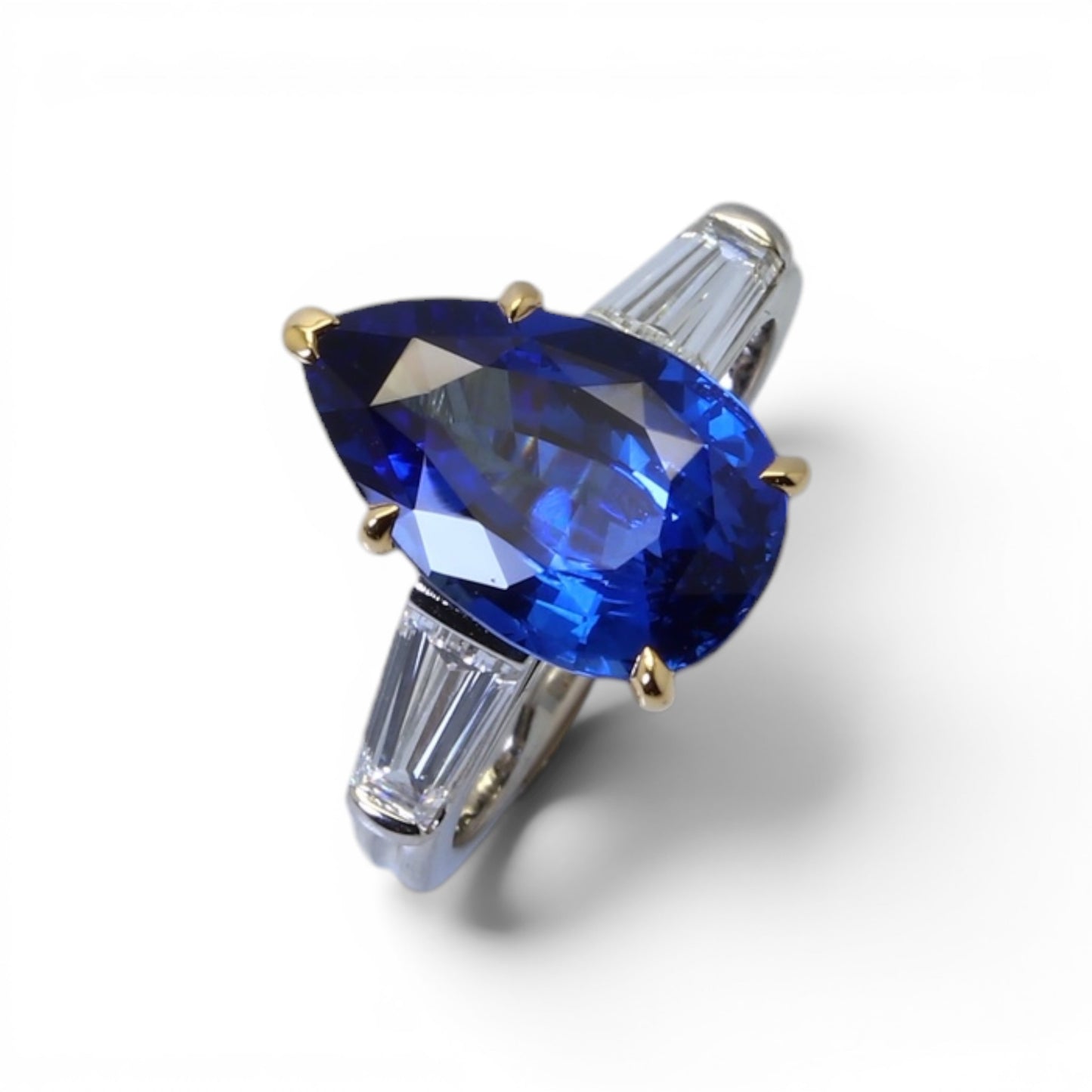 Bague solitaire saphir et diamants en platine et or jaune.