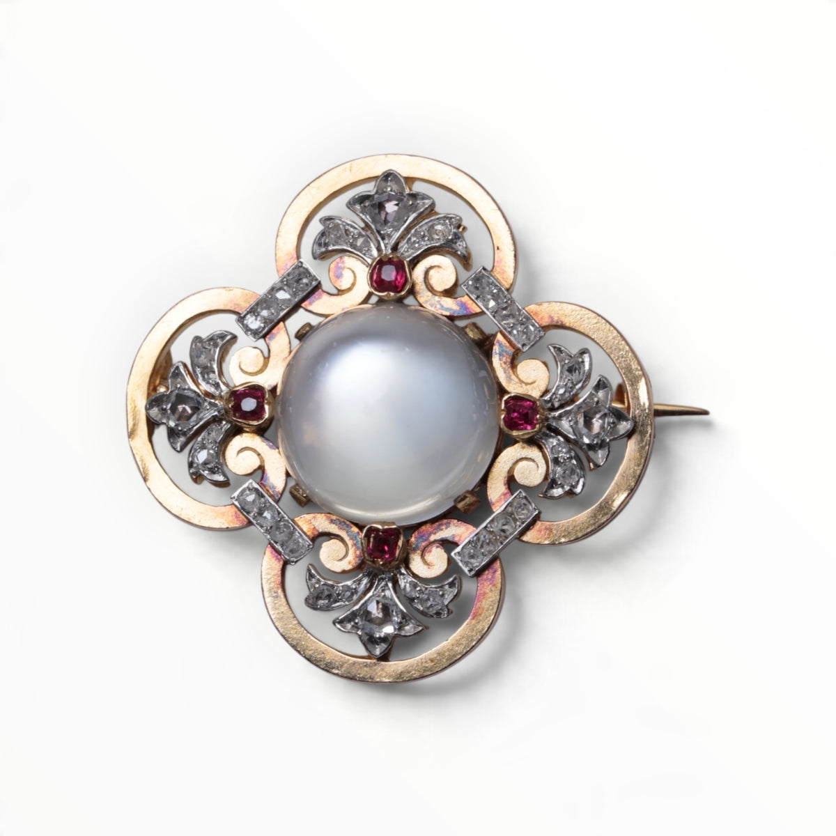 Broche en or, pierre de lune, diamants et rubis.