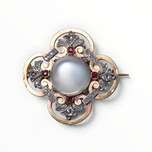 Broche en or, pierre de lune, diamants et rubis.