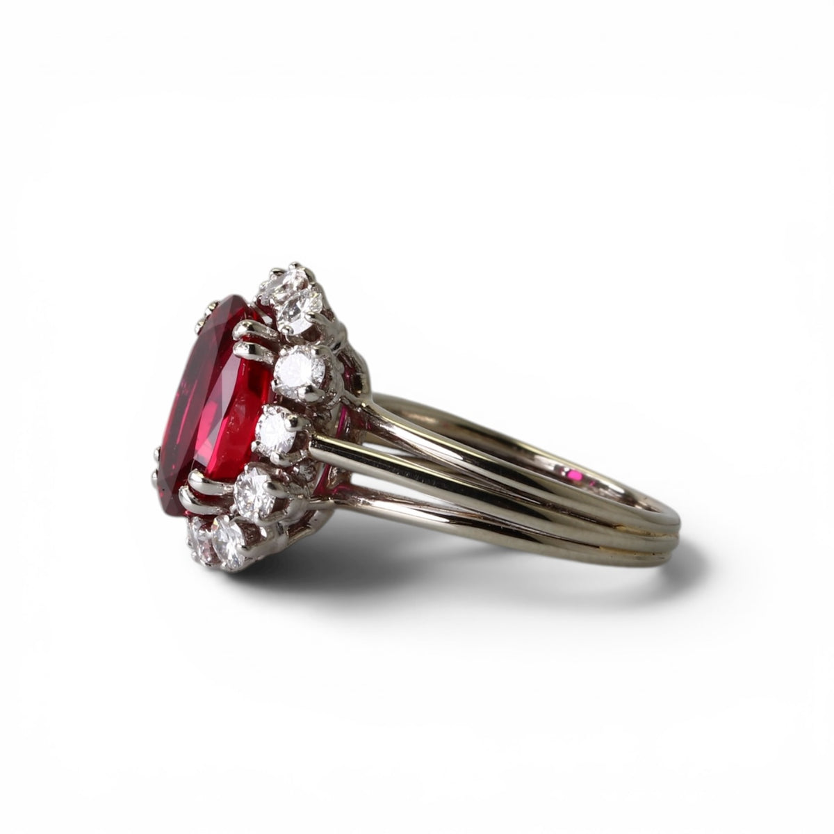 Bague ancienne rubis et diamants en platine et or blanc.