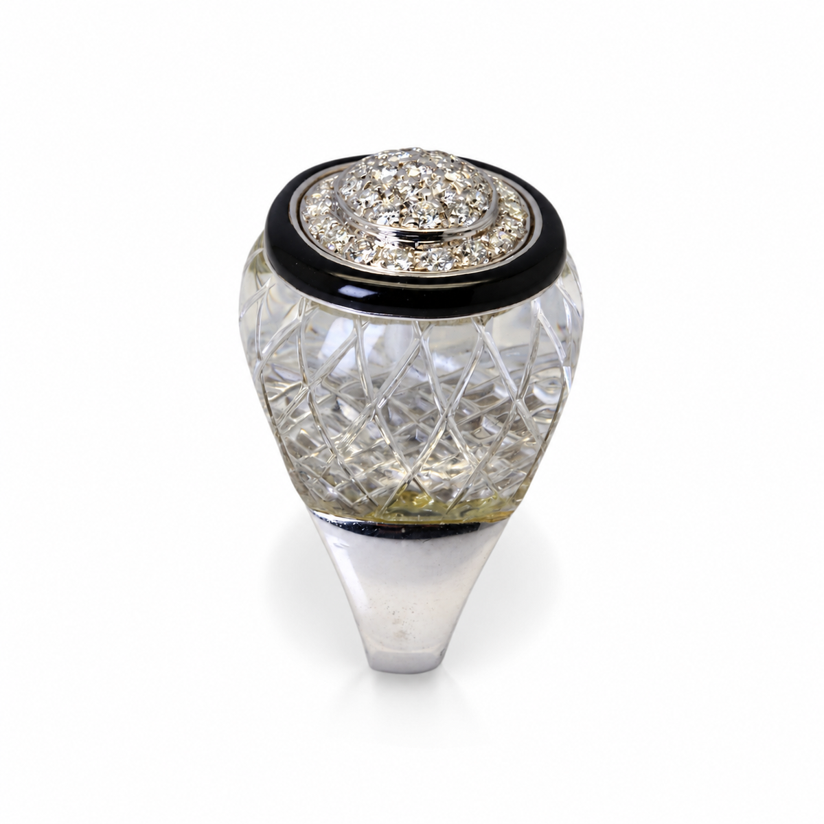 DAVID WEBB Bague en or blanc sertie de diamants et cristal de roche.