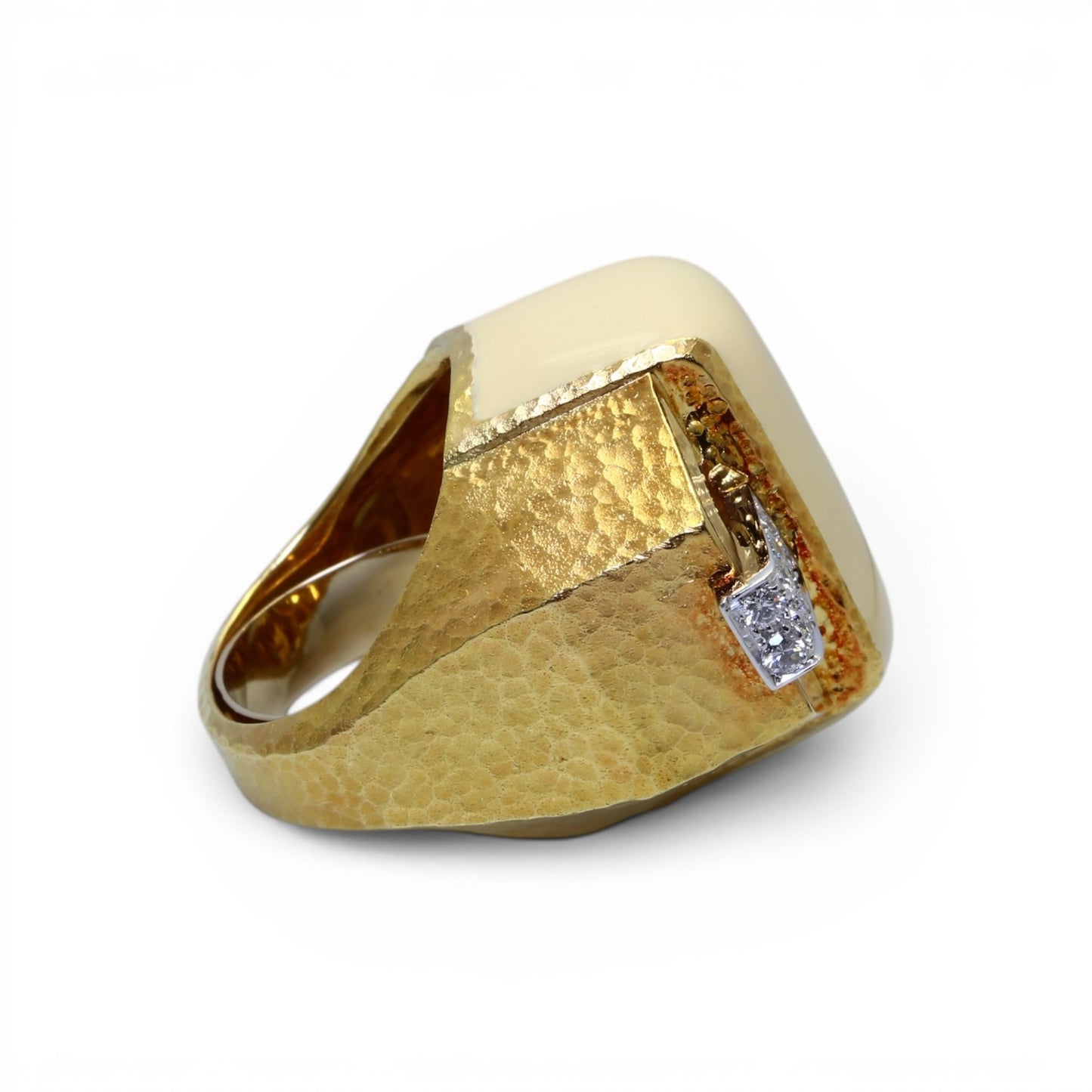 David WEBB Bague imposante en or jaune pavée de diamants et recouverte de laque.