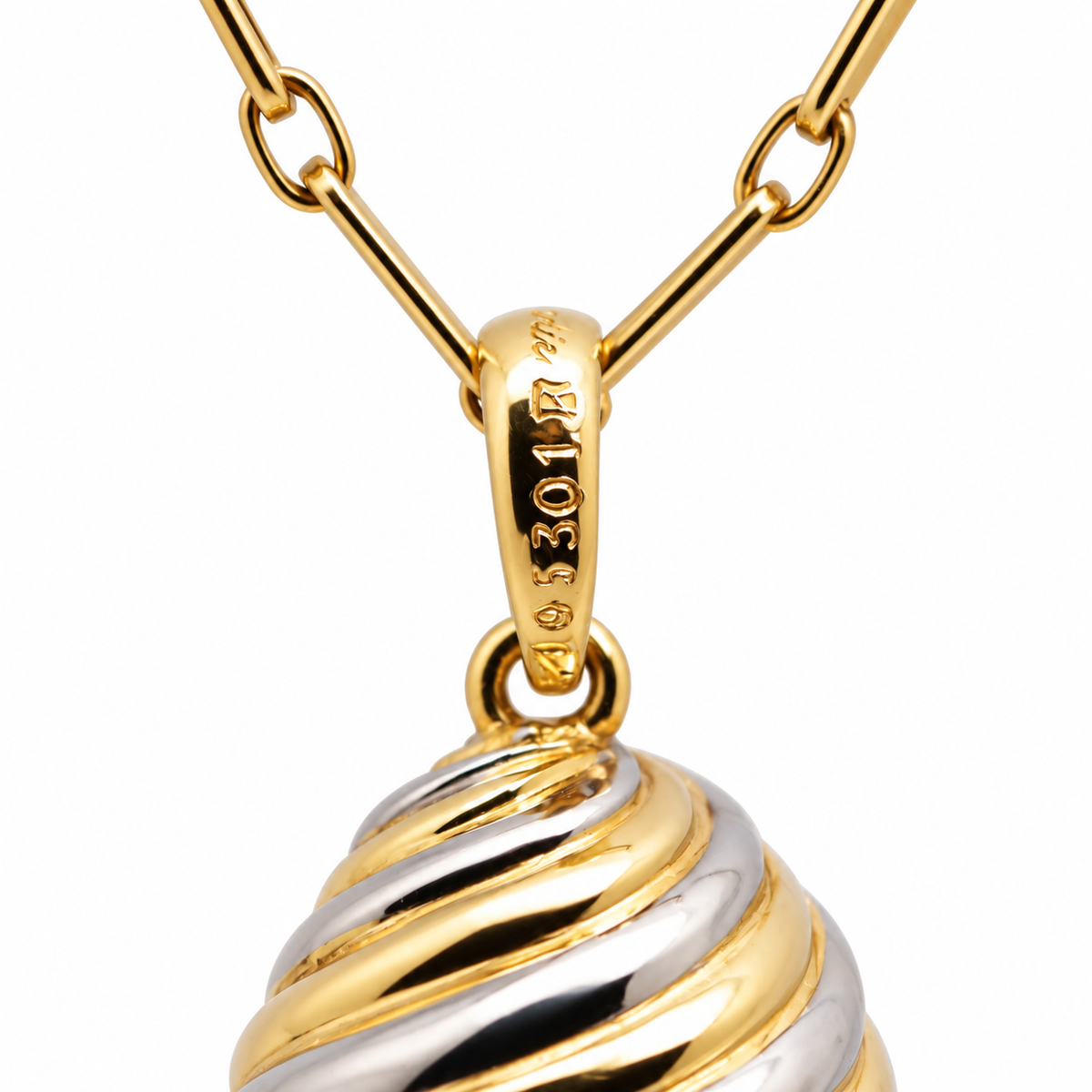 CARTIER Collier-Pendentif en or blanc et jaune représentant un œuf.