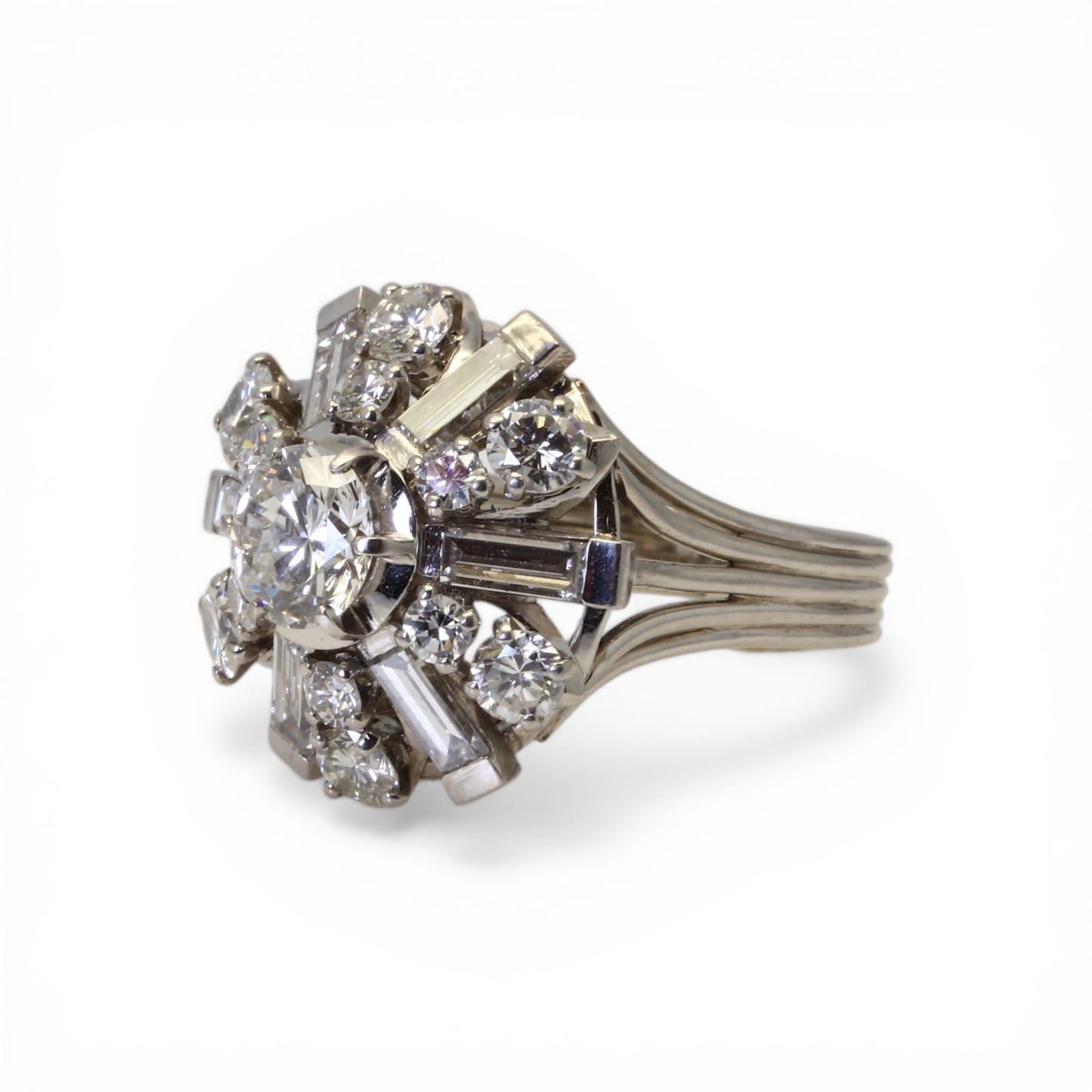 Bague jupe en platine et diamants.