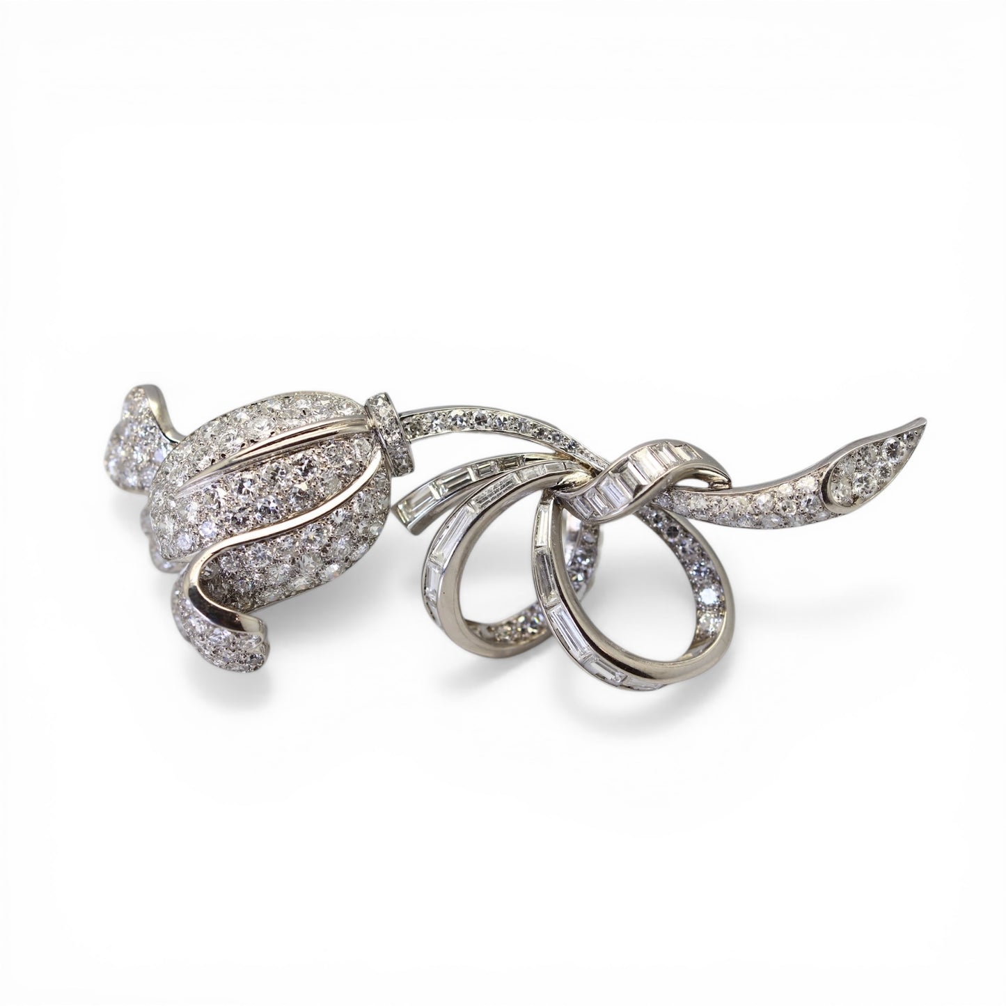 Broche tulipe en éclosion en platine et diamants.