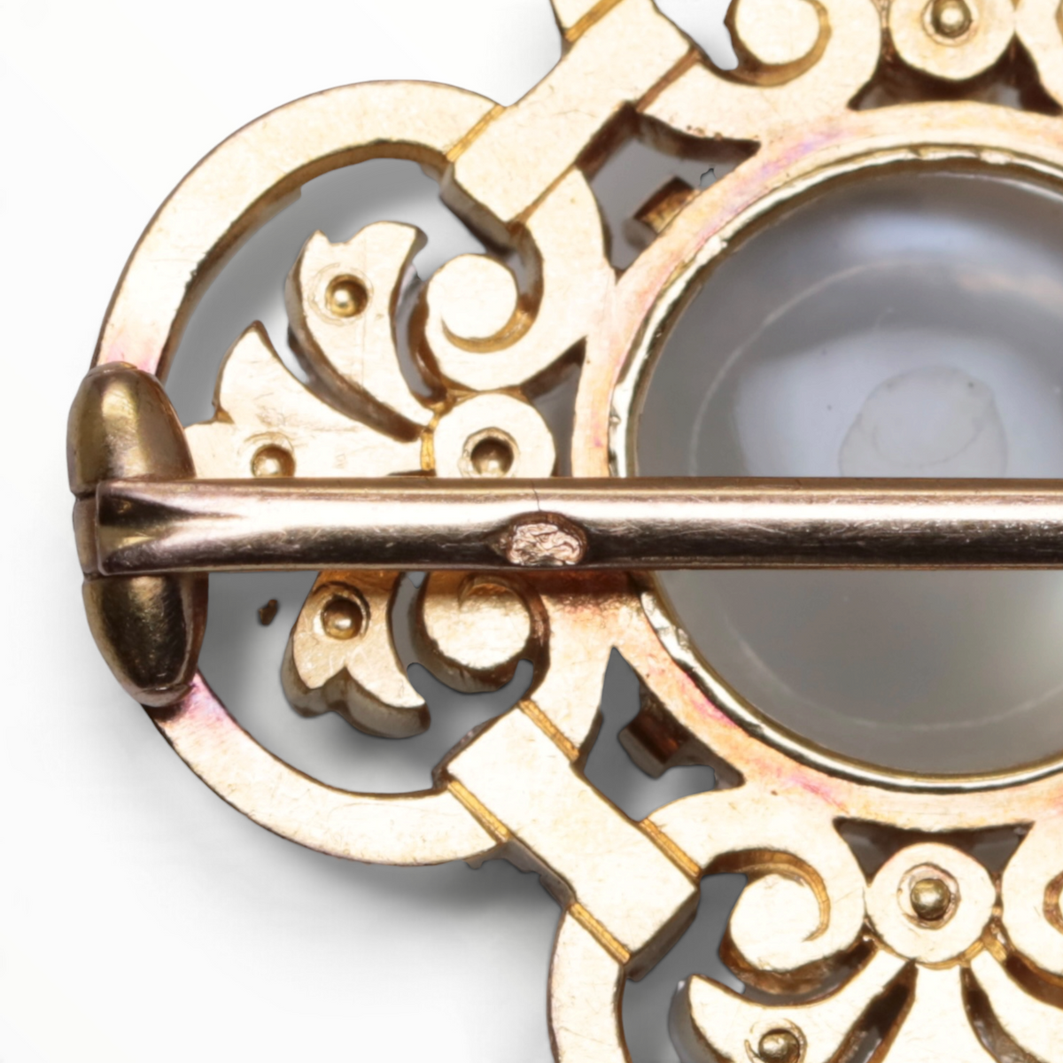 Broche en or, pierre de lune, diamants et rubis.