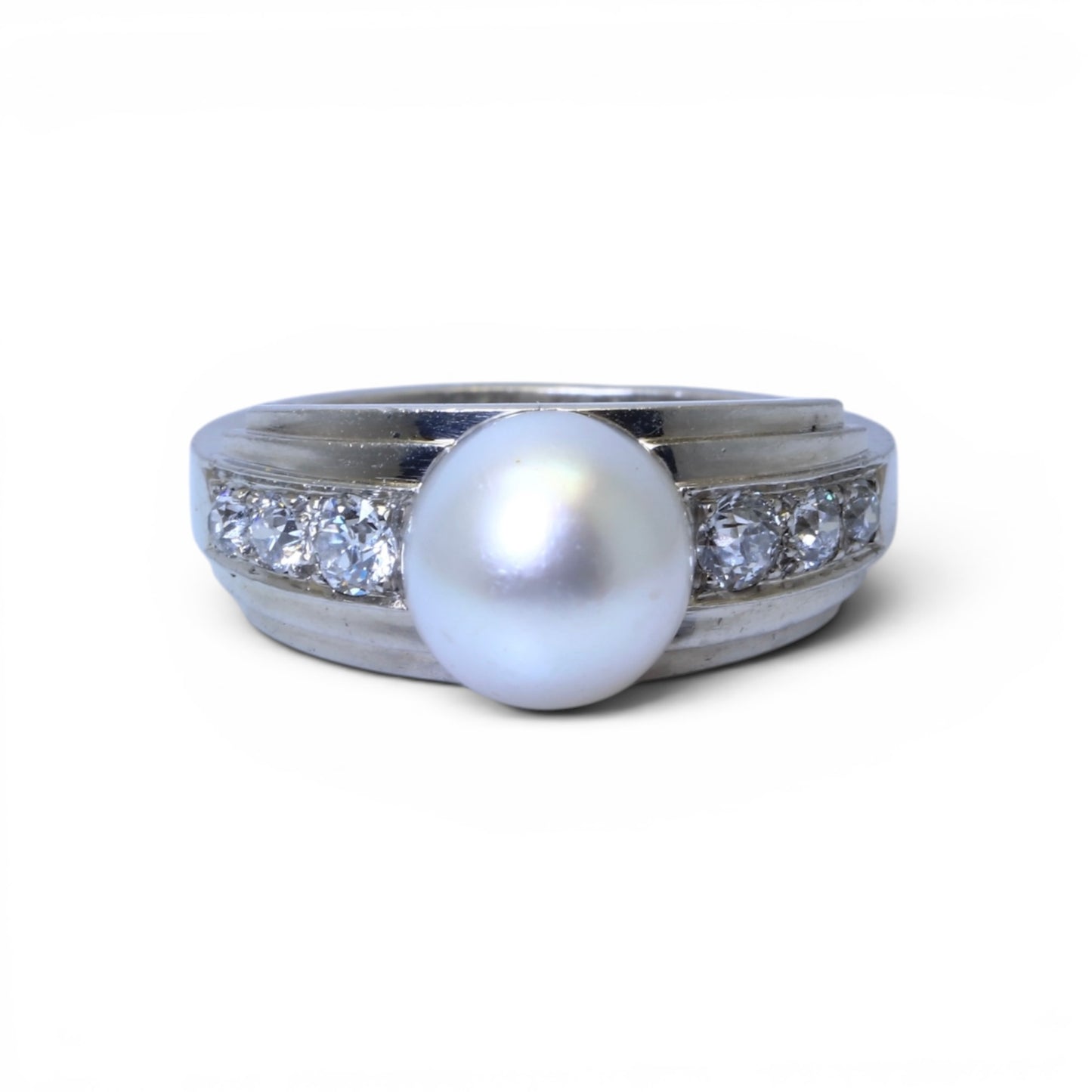 Bague Art-Deco en platine ornée d’une perle naturelle et de diamants.