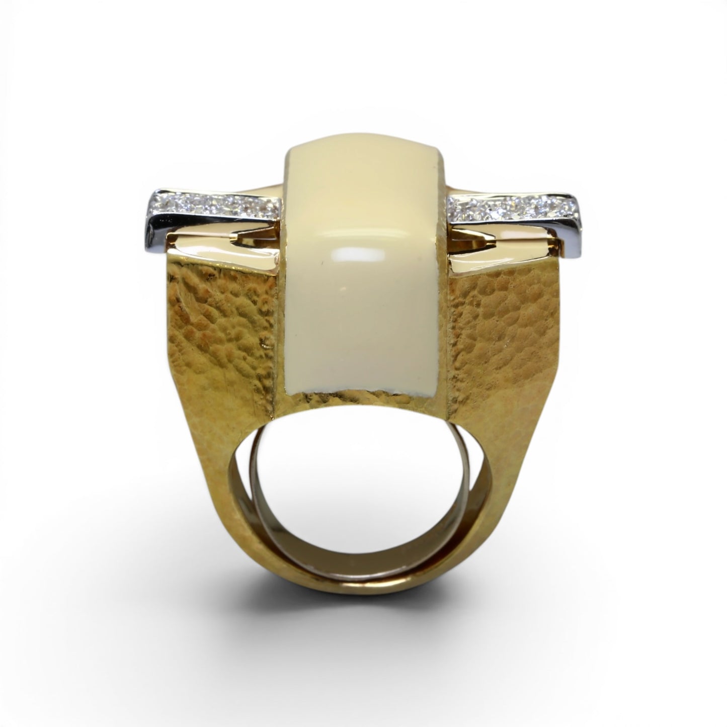 David WEBB Bague imposante en or jaune pavée de diamants et recouverte de laque.
