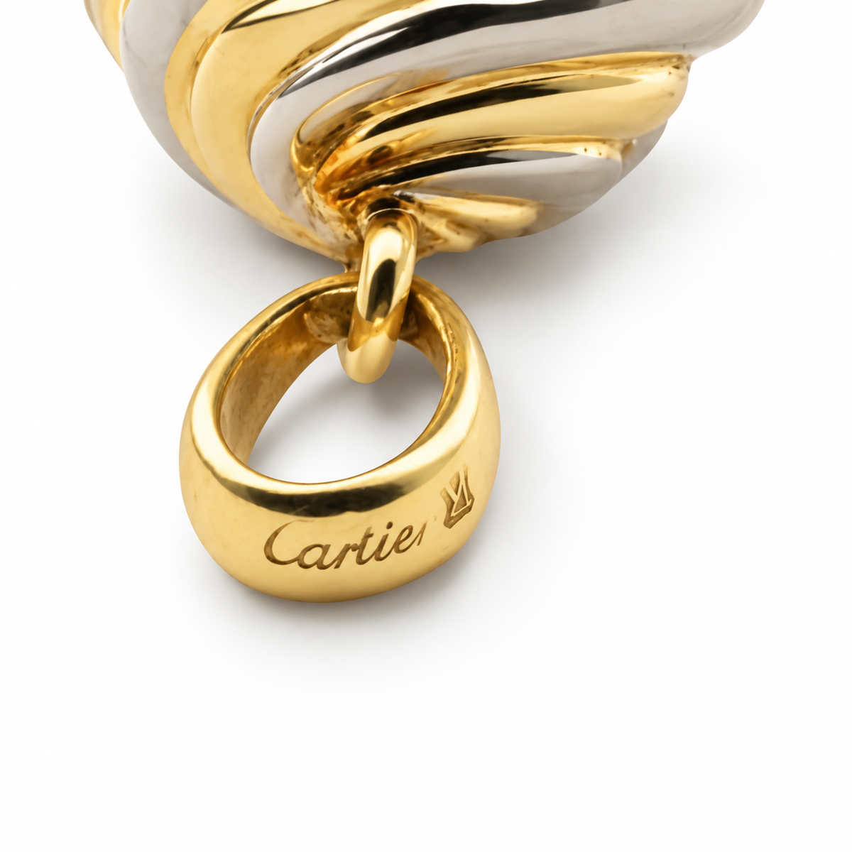 CARTIER Collier-Pendentif en or blanc et jaune représentant un œuf.