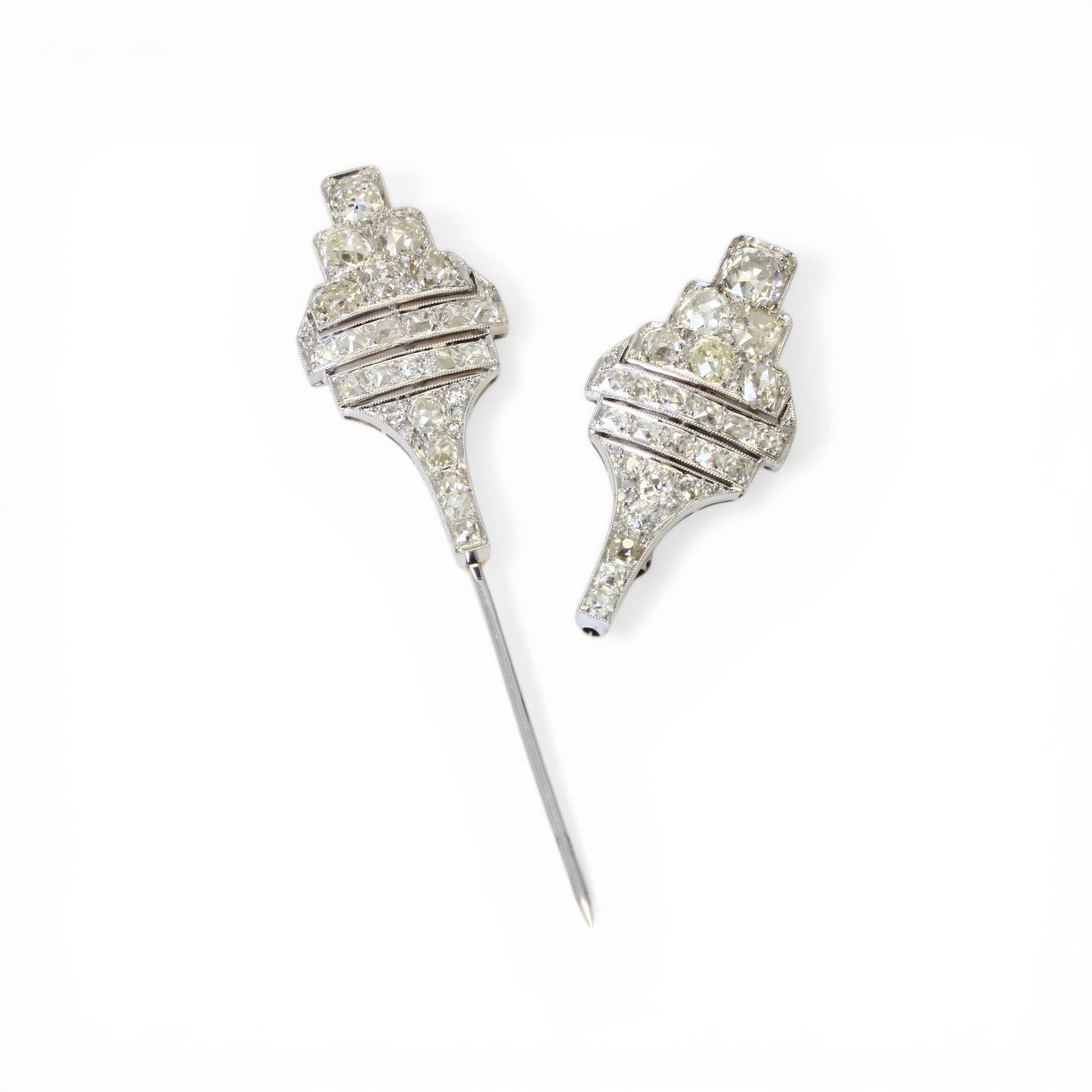 Épingle à jabot Art Déco en platine et diamants.