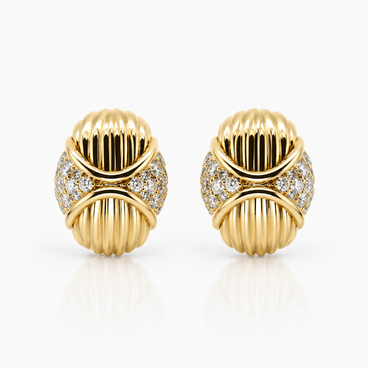 Boucles d’oreille en or jaune pavées de diamants.