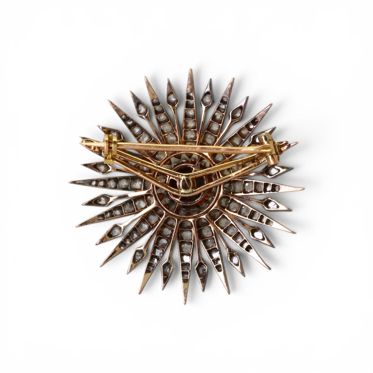 Broche Soleil en or rose, argent sertie de diamants taille rose et ancienne. Vers 1910