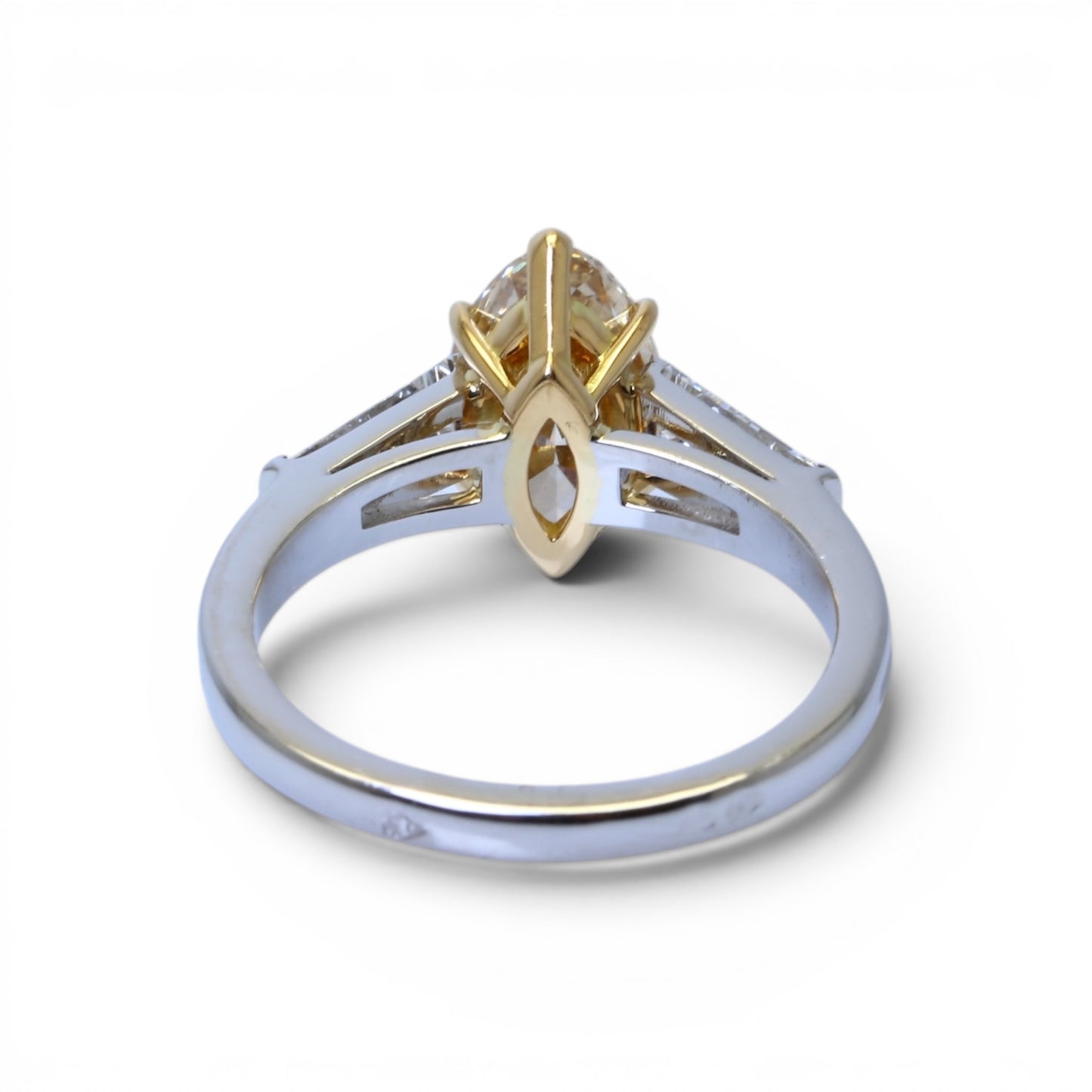 Bague solitaire ornée d’un diamant taille navette et de diamants baguettes.