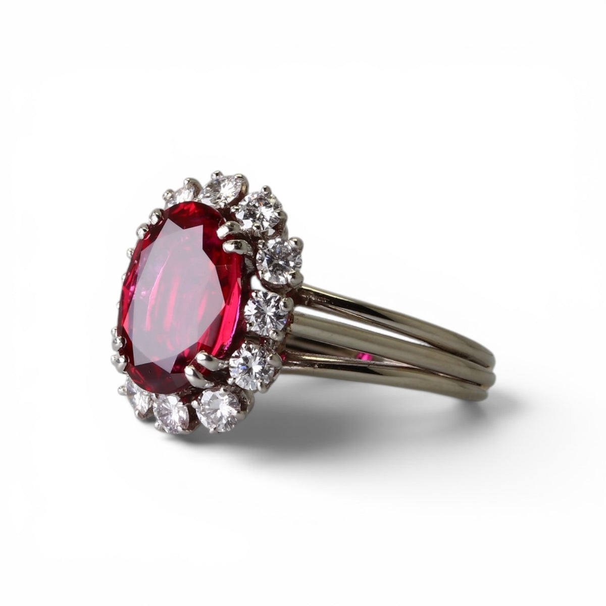 Bague ancienne rubis et diamants en platine et or blanc.