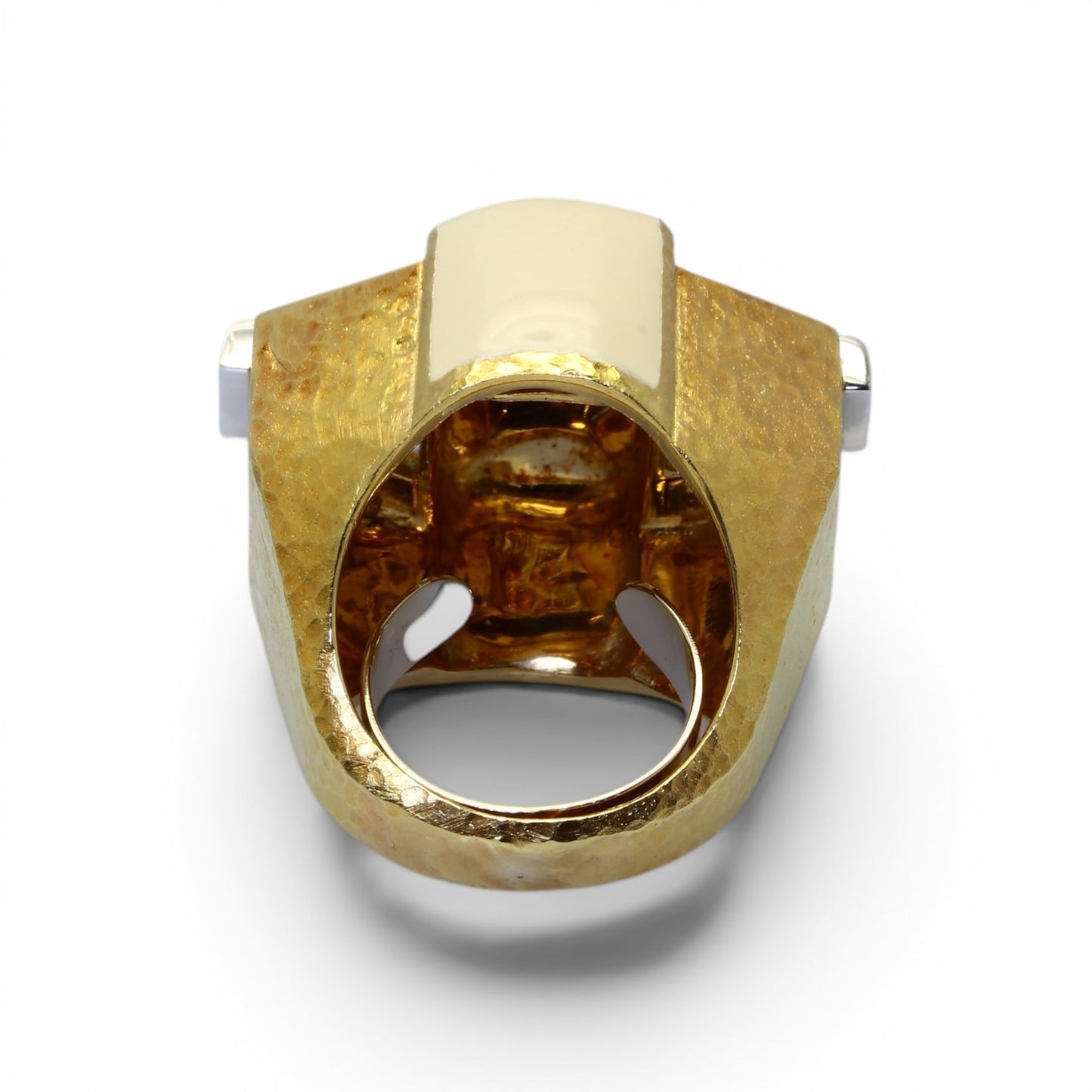 David WEBB Bague imposante en or jaune pavée de diamants et recouverte de laque.