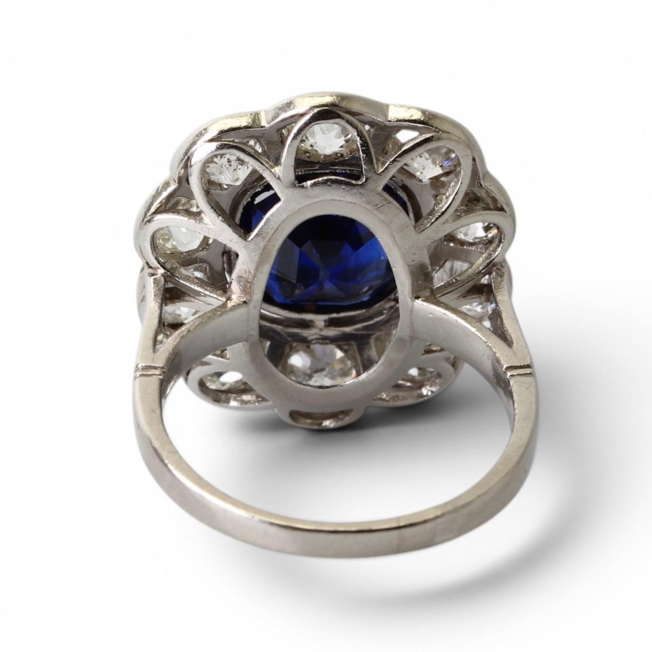 Bague « Marguerite » en platine ornée d’un saphir entouré de diamants taille ancienne.