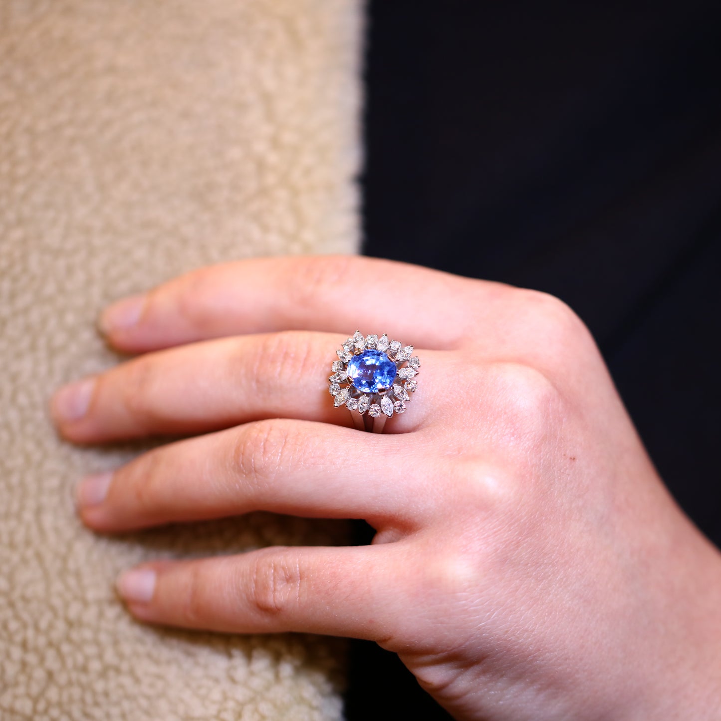 Bague en or blanc, saphir naturel et diamants.