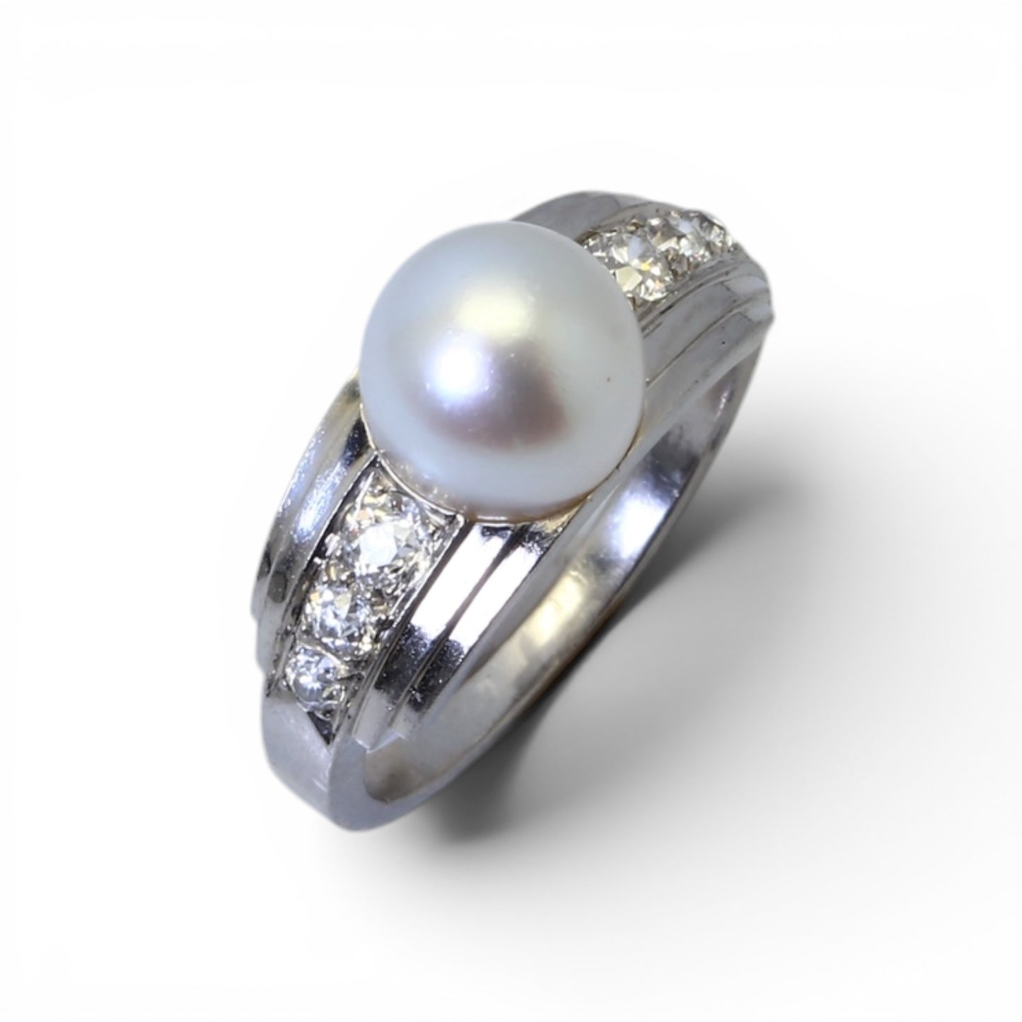 Bague Art-Deco en platine ornée d’une perle naturelle et de diamants.