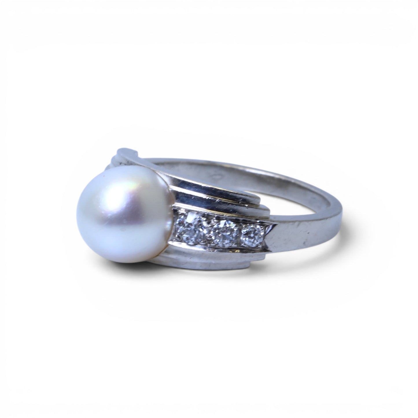 Bague Art-Deco en platine ornée d’une perle naturelle et de diamants.