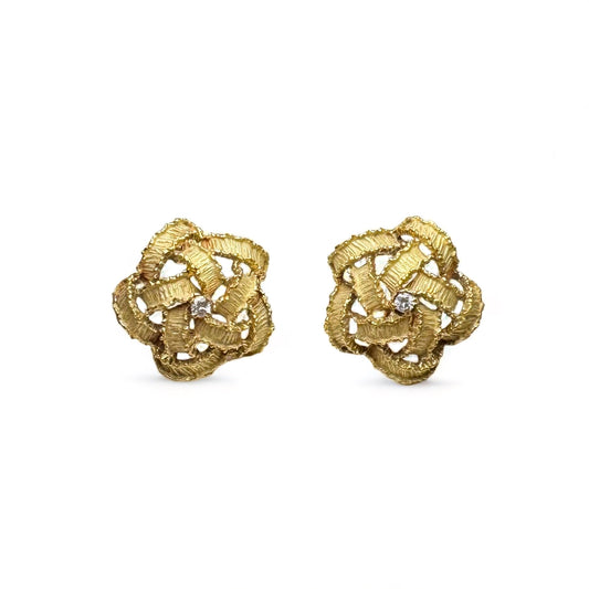 Boucles d’oreille vintage en or jaune texturé sertie de diamants.