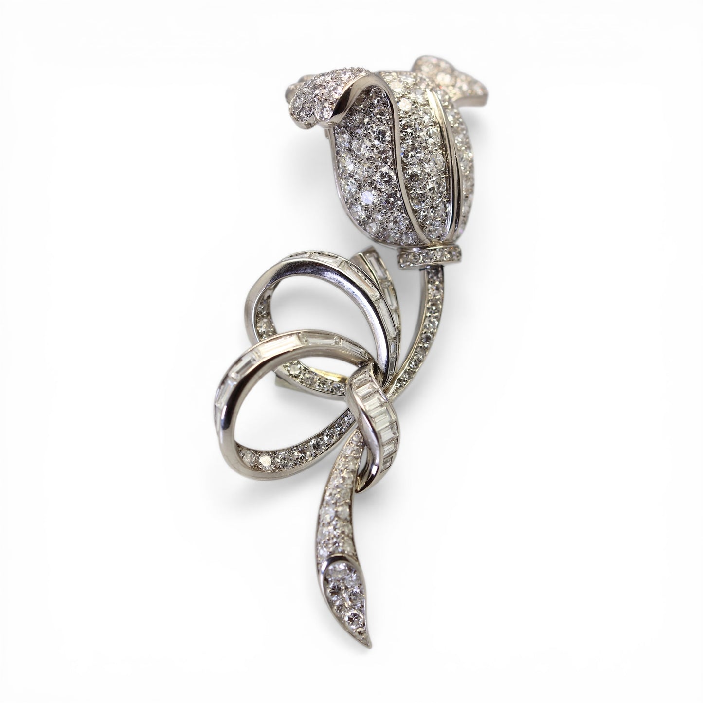 Broche tulipe en éclosion en platine et diamants.