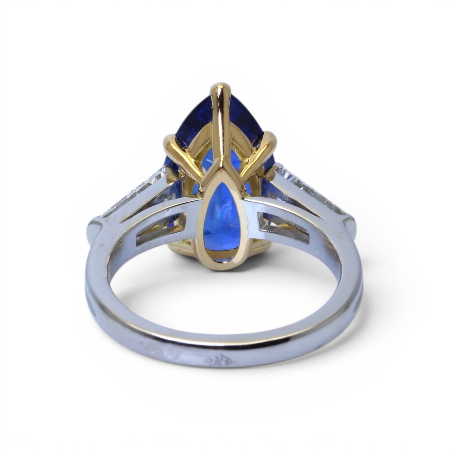 Bague solitaire saphir et diamants en platine et or jaune.
