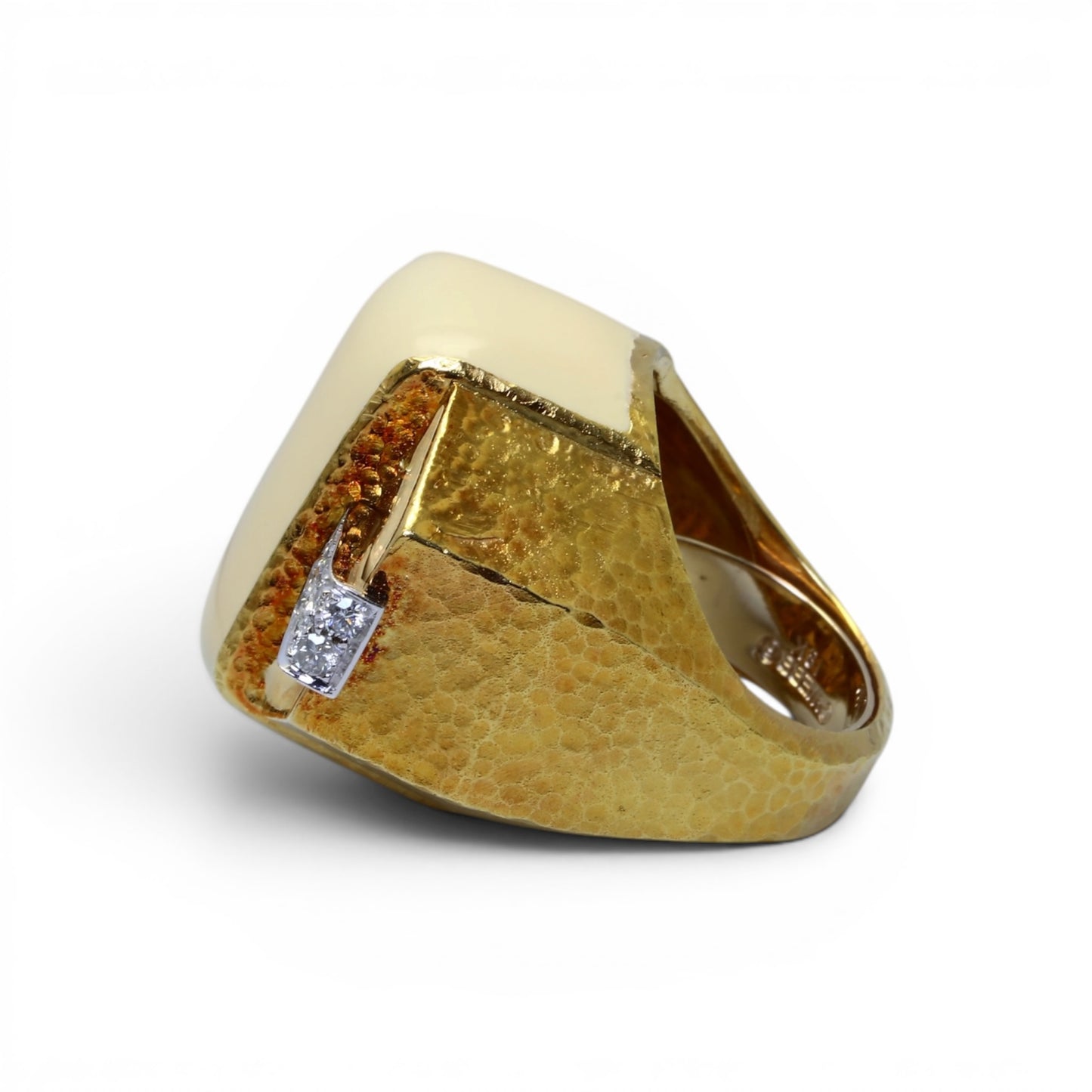 David WEBB Bague imposante en or jaune pavée de diamants et recouverte de laque.